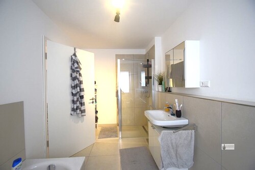 Badezimmer mit Dusche und Glaswand - 