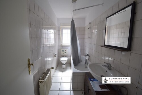 k-Badezimmer mit Duschwanne - 
