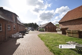 Grundstück mit Schweinestall, Garagenhalle und Werkstatt - 3 Wohnungen je 60 m² + mehrere Hallen Carport + Freifläche 1000m² + Parkflächen Garagen Carports
