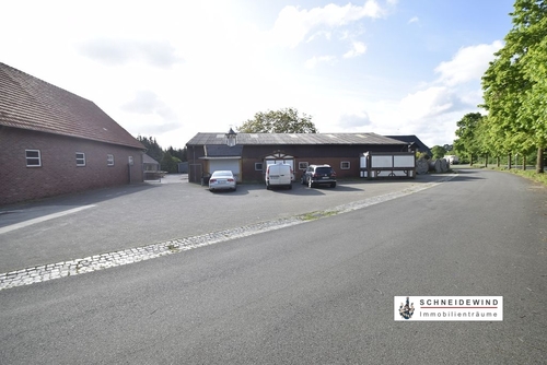 k-Grundstück mit Halle - 
