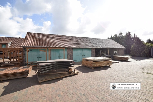 Garagenhalle mit 2 x Doppelgarage + Einzelgarage + Toilette - 