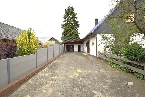 Hofeinfahrt mit mehreren Stellplätzen, Carport und Garage - 