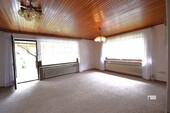 Großes Wohnzimmer mit Zugang zum Wintergarten - 