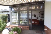 Blick zum Anbau Garage mit Markise - 