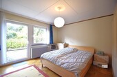 k-Schlafzimmer mit Terrassentür - 