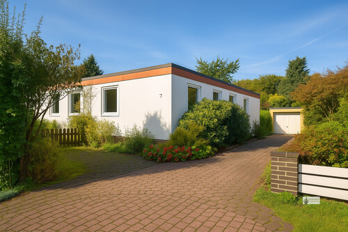 Haus aus Sicht der Einfahrt - EFH Bungalow mit viel Potential in ruhiger Lage + Garage + Garten + Vollkeller Genießen Sie es!