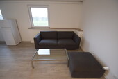 Sofa und Tisch sind möbliert - 