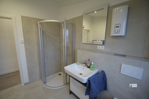 Eckdusche mit Durchlauferhitzer - 