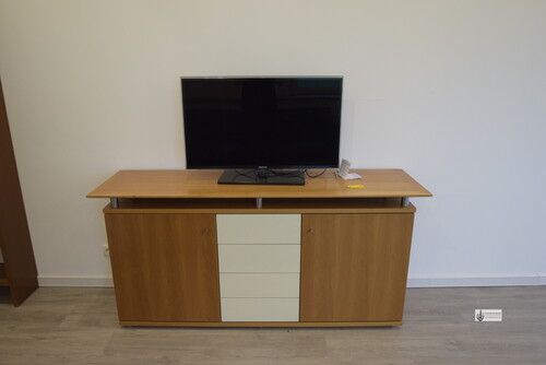 Sidebord mit Fernseher - 