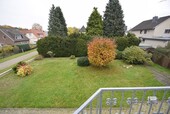 k-Blick in den Garten neben der Garage - 