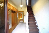 k-Blick in den Hausflur mit Holztreppe ins OG - 