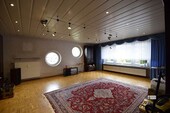 Großes Wohnzimmer im EG mit Parkettfußboden - 
