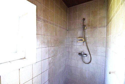 Dusche neben dem Fenster - 