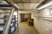 Kellerraum mit Metalltreppe und Werkbank - 