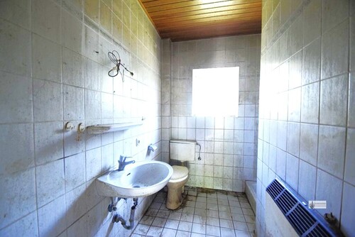 Bad mit Dusche und Elektroheizkörper - 
