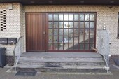 Hauseingangstür mit Bleiverglasungsfenster - 5 Zimmer Etagenwohnung zum Kaufen in Syke