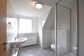 Badezimmer mit Dusche im OG - Etagenwohnung mit 145,00 m&sup2; in Syke zum Kaufen