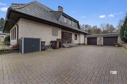 Hofzufahrt zu den Garagen - Eigentumswohnung im 2 Fam. Haus auch als Büro nutzbar großer Garten, Sauna, Garage unter 1.500 EURm²