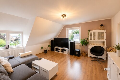 Helles skandinavisches Wohnzimmer im Dachgeschoss - 