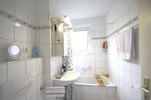 Bad mit Duschwanne - 