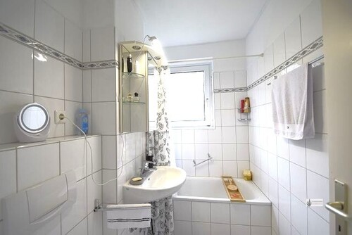 Bad mit Duschwanne - 