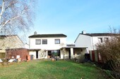 Gesamt-Rückansicht des Hauses mit Schuppen und Überdach über der Terrasse - EFH in ruhiger Wohnstr. mit unverbaubarem Blick aufs Feld! + EBK + Carport + Garten