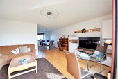 Blick in das Wohnzimmer mit Essbereich - 