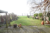 Ausblick in den Garten und das freie Feld - 