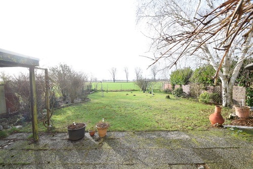 Ausblick in den Garten und das freie Feld - 