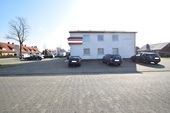 Parkplätze vor dem Gebäude - Hauptverkehrsstr. Sulingen: Bürohaus+Gewerbehalle teilbar schnelle Datenleitung+ viele Parkplätze