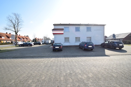 Parkplätze vor dem Gebäude - Hauptverkehrsstr. Sulingen: Bürohaus+Gewerbehalle teilbar schnelle Datenleitung+ viele Parkplätze