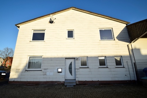 4 Giebelseite mit Hauseingang für das Obergeschoß - Büro in Sulingen