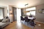 Esstisch vor dem Balkon - 