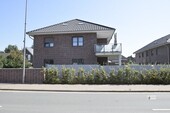 Straßenansicht mit Balkon - 3 Zimmer Etagenwohnung zur Miete in Syke