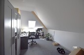 Abstellraum im Dachboden als Arbeitszimmer genutzt - 