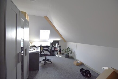 Abstellraum im Dachboden als Arbeitszimmer genutzt - 