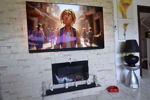18 Fernseher über dem elektrischen Kaminofen - 