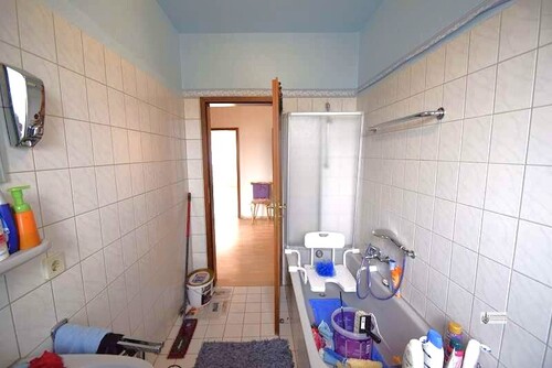 Bad mit Duschwanne - 