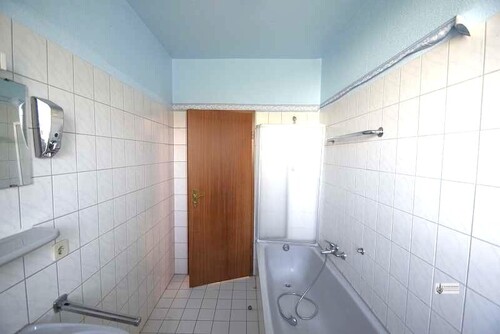 Bad (alt) noch mit brauner Tür - 