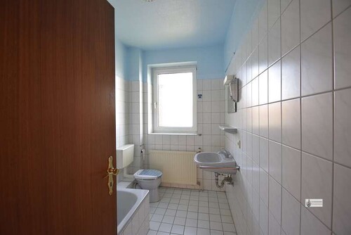 Badezimmer mit Duschwanne, Faltwand und Fenster - 