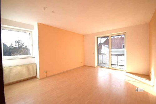 Wohnzimmer mit Balkontür - 