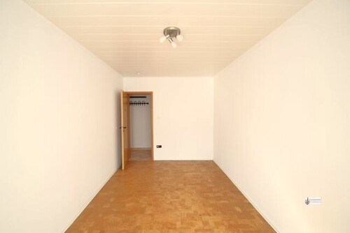 Kleines Zimmer mit Wohnungstür - 