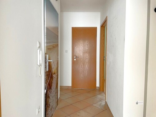 Flur mit Wohnungstür und Gegensprechanlage - 3 Zimmer Erdgeschoßwohnung zum Kaufen in Bremen