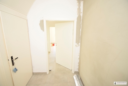 Hausflur mit Wohnungseingangs- und Kellertür - 4 Zimmer Erdgeschoßwohnung zur Miete in Wildeshausen