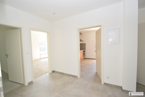Flurbereich mit Küchen-, Wohnzimmer- und Schlafzimmertüren - 4 Zimmer Erdgeschoßwohnung in Wildeshausen