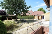Blick in den Garten von der Seitenzuwegung - 