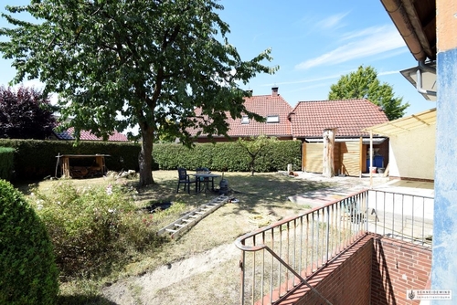 Blick in den Garten von der Seitenzuwegung - 