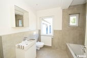 Blick ins hochwertig geflieste Badezimmer - 