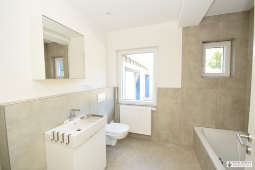 Blick ins hochwertig geflieste Badezimmer - 