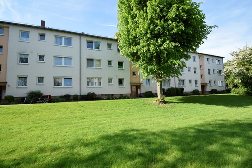 Hausansicht - 3-Zimmer-OG-Wohnung + gute Raumaufteilung + EBK + Balkon in ruhiger Lage, für max. 3 Personen